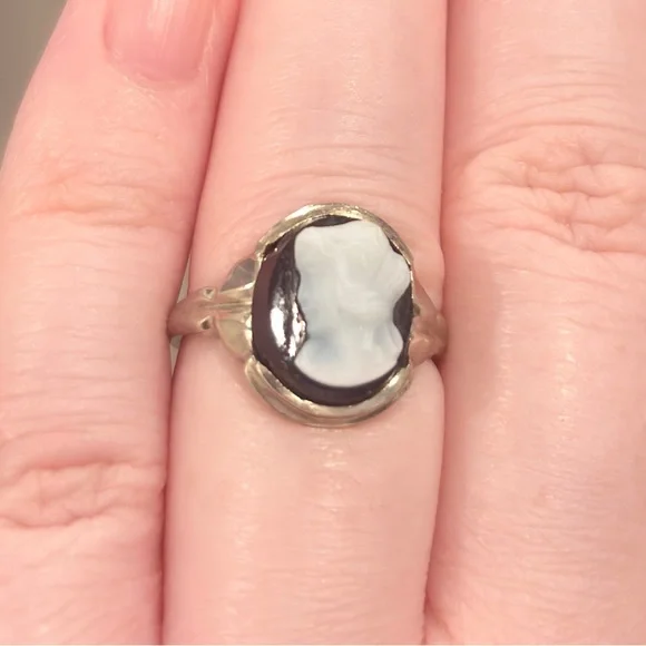 Vintage 10K Black Cameo Ring: Onyx Carved White Shell Ladies Size 6.25 Solitaire